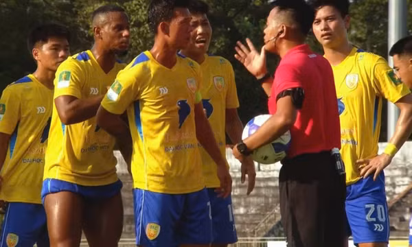 Trọng tài 'bẻ còi' quả phạt đền, 7 cầu thủ Đồng Tháp bao vây