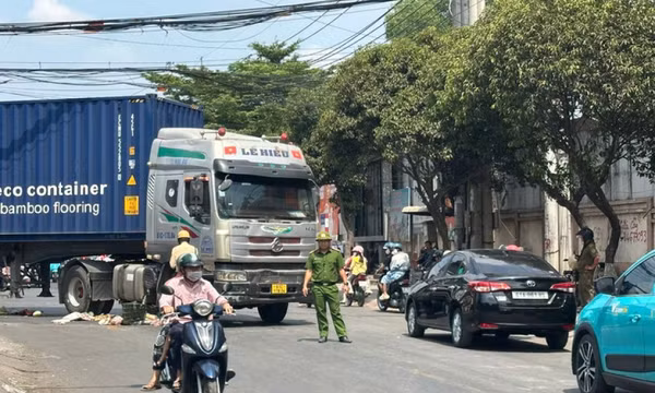 Xe container ôm cua cuốn người phụ nữ đi xe đạp vào gầm