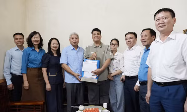 Đoàn công tác Trung ương thăm, tặng quà nhân Tháng hành động về an toàn vệ sinh lao động 
