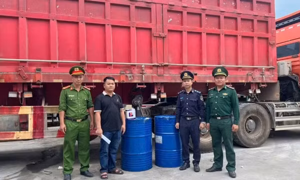 Quảng Trị: Ngăn chặn vụ vận chuyển trái phép 400 lít dầu diesel qua biên giới