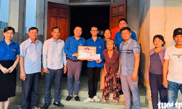 Khen thưởng nam sinh lớp 10 lao ra biển cứu 2 người giữa dòng xoáy