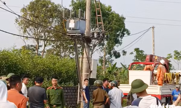 Phát hiện thi thể nam sinh lớp 8 trên cột điện