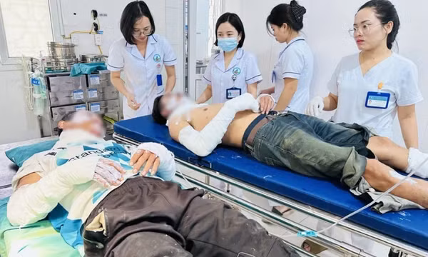 Dùng bình gas làm thịt chó, hai người bỏng nặng