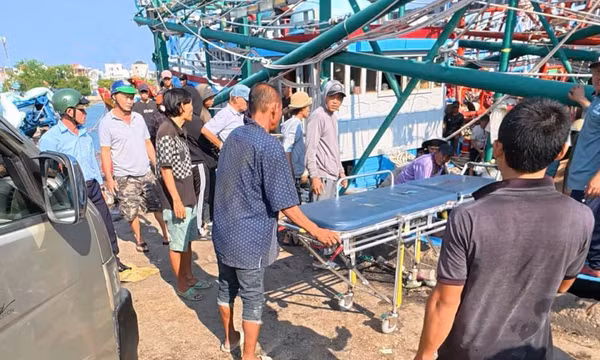 Ngạt khí dưới hầm tàu cá, 2 người bốc vác nguy kịch