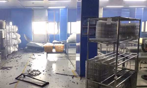 Nổ máy điều hòa khi đang sửa chữa, 2 người bị thương 