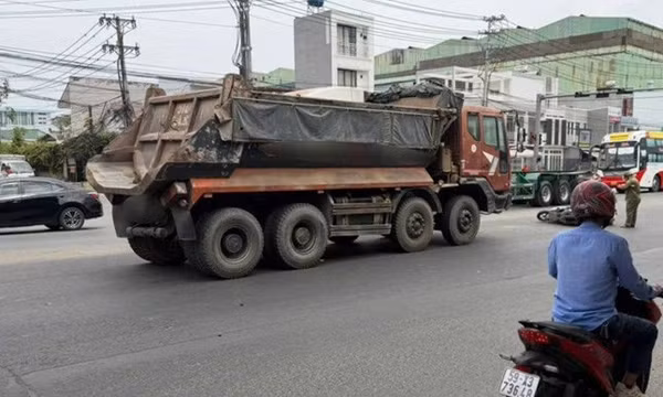 Tai nạn giữa xe ben và xe máy ở TPHCM khiến cô gái tử vong