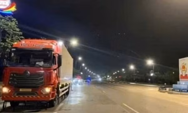 Va chạm xe tải đỗ bên đường, người đi xe máy ở Hải Phòng tử vong