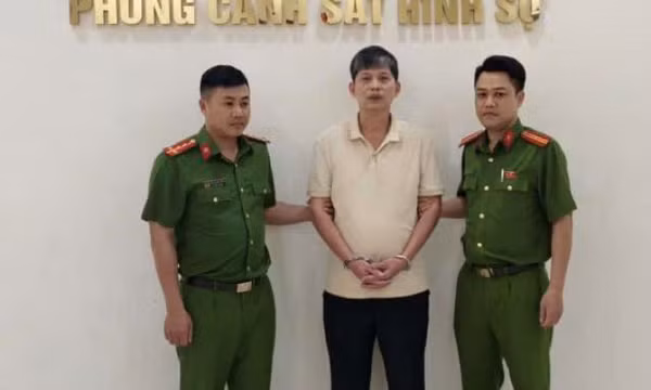 Khởi tố đối tượng đỗ ô tô chắn barie, gây rối tại chung cư ở Hà Nội