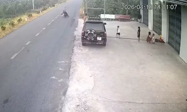 Bé trai đá bóng ra đường làm một người bị tai nạn tử vong, cơ quan chức năng nói gì?