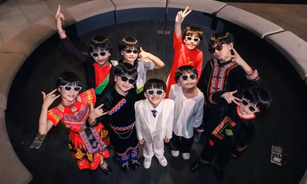 ‘Em bé chất’ Xệ Xệ và khách mời Tùng Dương làm MV về Bác