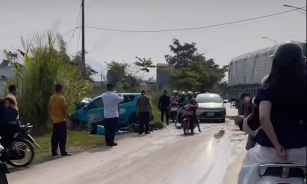 Taxi điện tông trực diện xe tải, tài xế bị thương nặng