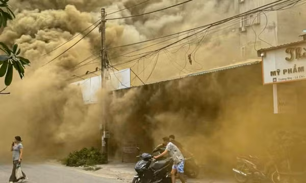 Cháy lớn ở khu đô thị tại Bắc Ninh, khói đen cuồn cuộn, 7 ki ốt bị thiêu rụi