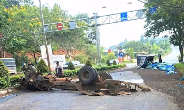 Xe tải vỡ nát sau khi tông vào cây cổ thụ, 2 người bị thương nặng