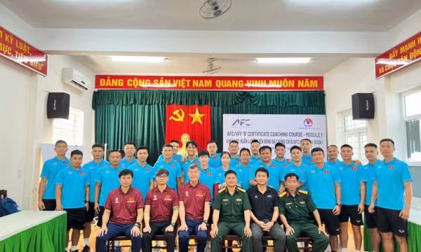 Trọng Hoàng vừa thi đấu V-League vừa đi học làm huấn luyện viên