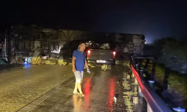 Lật xe khách chở 12 người trên cao tốc Nội Bài - Lào Cai lúc rạng sáng