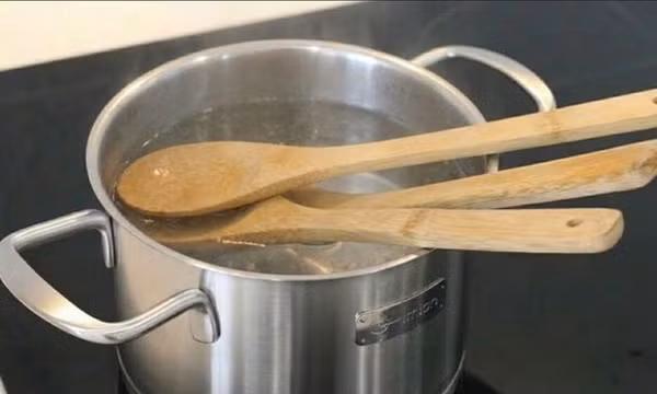 Các sai lầm cơ bản khi luộc thìa gỗ để diệt khuẩn