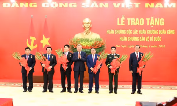 Trao huân chương cao quý tặng các đồng chí lãnh đạo Đảng, Nhà nước, cán bộ cấp cao