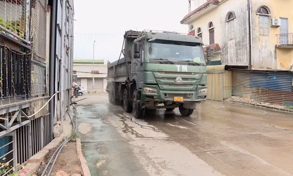 Sử dụng nước thải sinh hoạt phun, dập bụi gây mất vệ sinh môi trường tại phường Vàng Danh