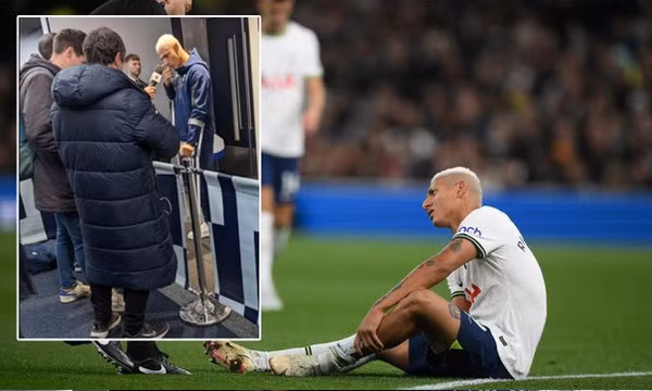 Richarlison chống nạng rời sân, CĐV Brazil đứng ngồi không yên