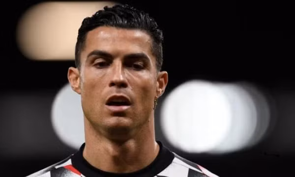 Sau án phạt, Man Utd ra quyết định gây sốc với Ronaldo