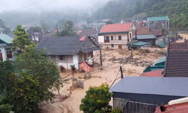 Lũ ập về thị trấn biên giới Nghệ An