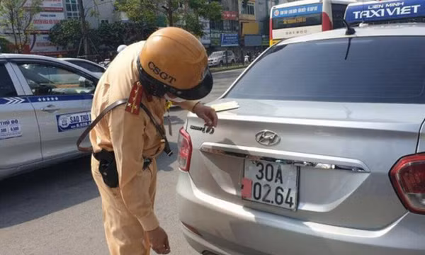 Hành vi che, dán biển số xe bị xử lý như thế nào? Cơ quan Công an có giải pháp gì để không xử phạt oan?