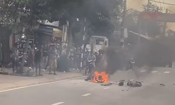 Sau va chạm, nam sinh lớp 9 tử vong, xe máy bốc cháy