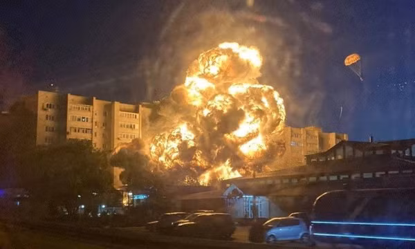 Tiêm kích bom Su-34 rơi xuống chung cư tại Nga