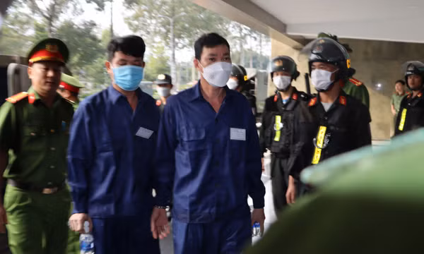 74 bị cáo hầu tòa trong đại án buôn lậu xăng dầu