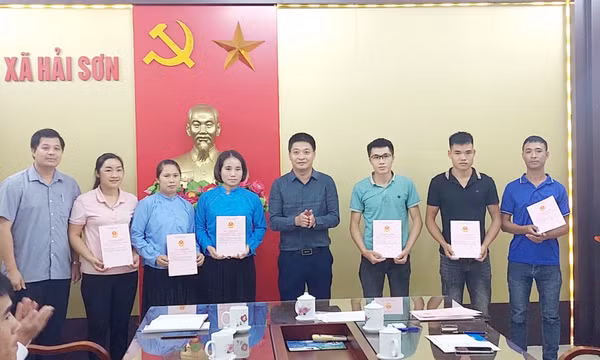 Móng Cái: Trao giấy chứng nhận quyền sử dụng đất cho người dân xã Hải Sơn