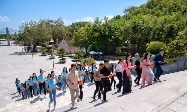 Top 50 thí sinh Hoa hậu Biển Đảo Việt Nam 2022 dâng hương tại Đền Cửa Ông