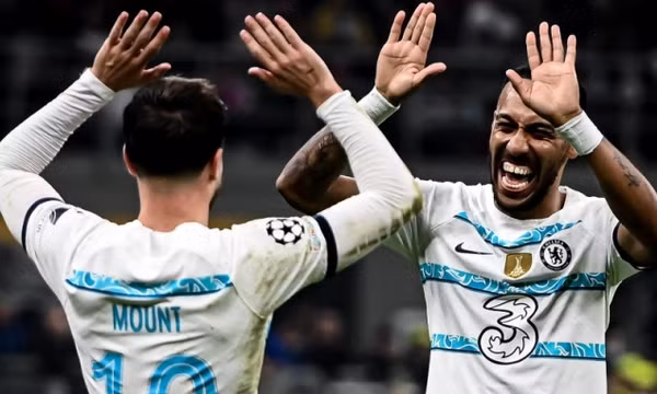 Chelsea lên đỉnh bảng Champions League