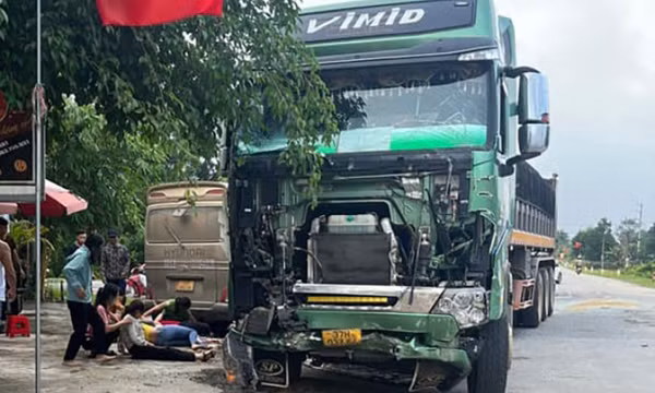 Xe chở công nhân va chạm với xe đầu kéo, 25 người nhập viện