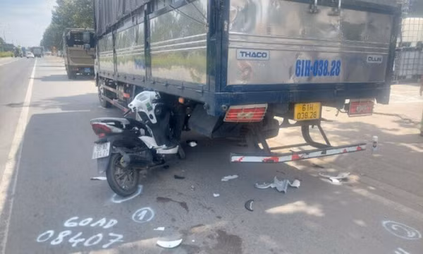 Xe máy tông vào bánh xe tải, nữ sinh lớp 10 tử vong
