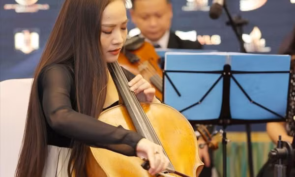 Tiến sĩ Cello đầu tiên ở Việt Nam chơi 'Bèo dạt mây trôi'