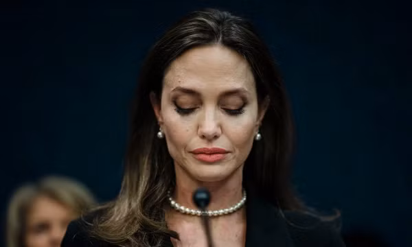 Angelina Jolie tố cáo Brad Pitt bóp cổ, đánh vào mặt con
