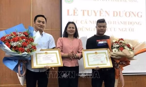 Khen thưởng 2 thanh niên dũng cảm cứu người trên sông Sêrêpốk