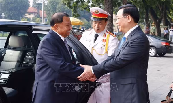 Chủ tịch Quốc hội Vương Đình Huệ đón, hội đàm với Chủ tịch Thượng viện Campuchia