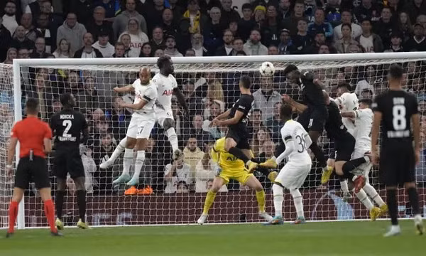 Son giúp Tottenham lên đầu bảng Champions League