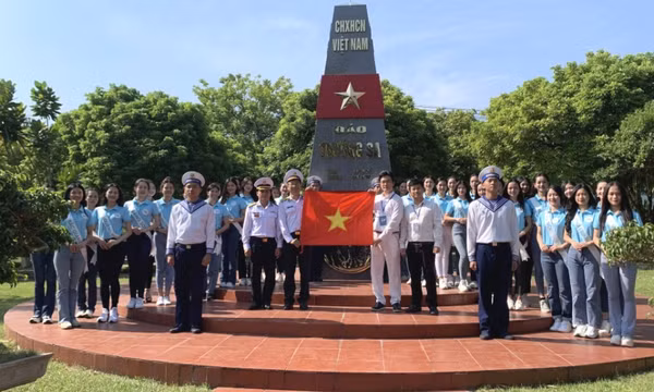 Thí sinh Hoa hậu biển đảo Việt Nam thăm Lữ đoàn 147 Hải quân