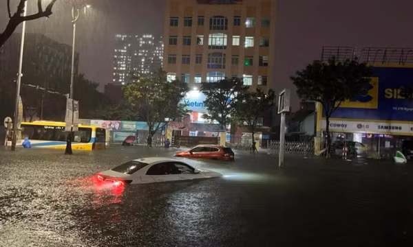 Hàng loạt tỉnh, thành phố miền Trung cho học sinh nghỉ vì mưa lũ