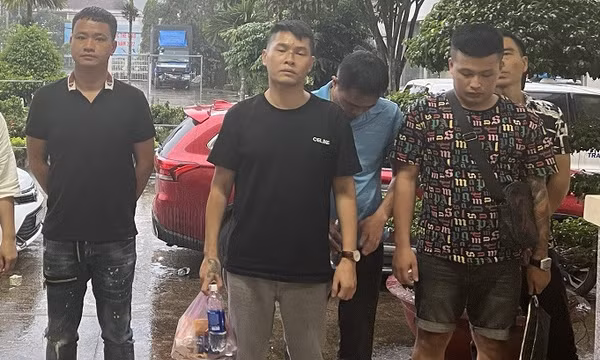 Khởi tố 5 du khách dùng kiếm Nhật chém nhau ở quán bar