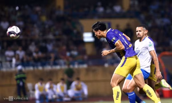 Văn Hậu ghi bàn sau gần 1.500 ngày ở V-League