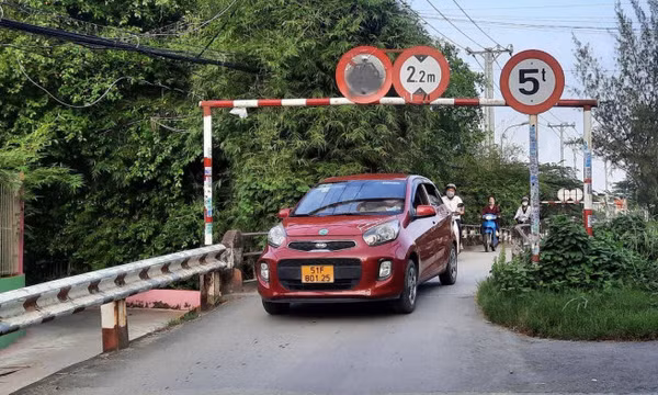 Tẩy xóa biển báo giao thông: Có thể bị truy cứu trách nhiệm hình sự