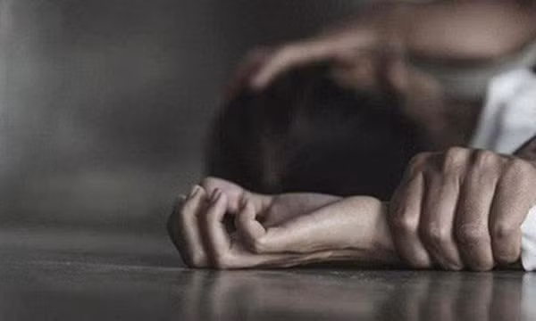 Ngủ nhờ nhà hàng xóm, bé gái 12 tuổi bị xâm hại nhiều lần