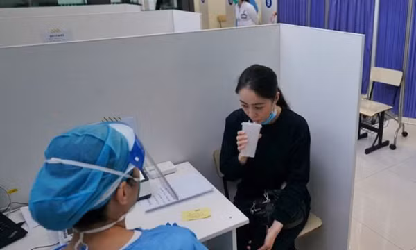 Trung Quốc: Thượng Hải triển khai vaccine COVID-19 dạng hít qua miệng