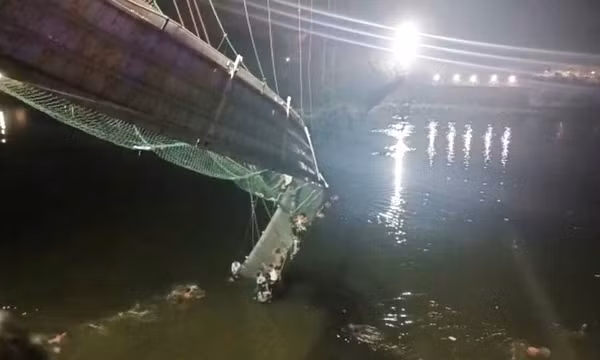 Sập cầu treo tại Ấn Độ, hàng trăm người rơi xuống sông, ít nhất 30 người chết