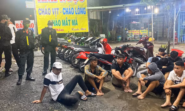 'Quái xế' xịt hơi cay chống trả cảnh sát