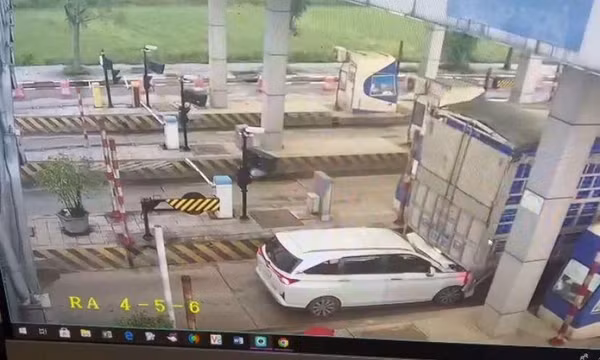 'Núp' xe lớn trốn trạm thu phí: Lợi bất cập hại từ cú đâm 'ô tô nát đầu'