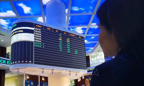 VN-Index giảm xuống gần mốc 1.100 điểm trong phiên giao dịch đầu tiên của tháng 10